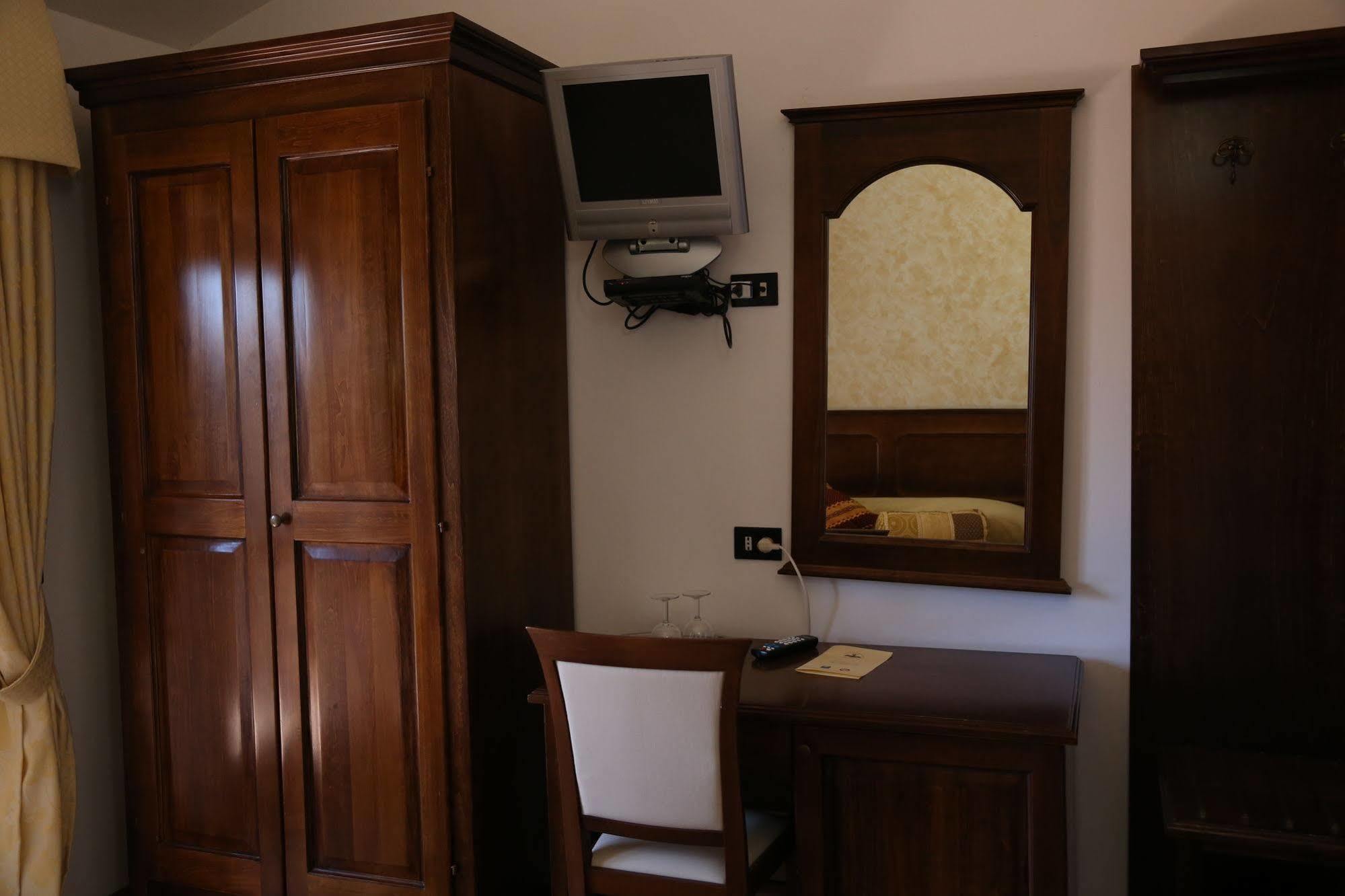 Hotel Ristorante Al Brunello Di Montalcino Luaran gambar